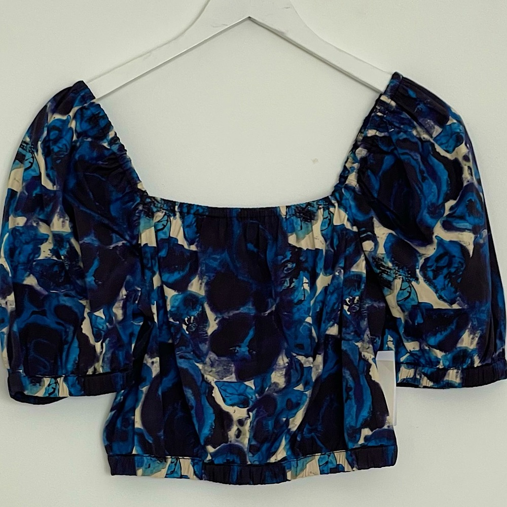 Abstract print top where gathered hem cropped